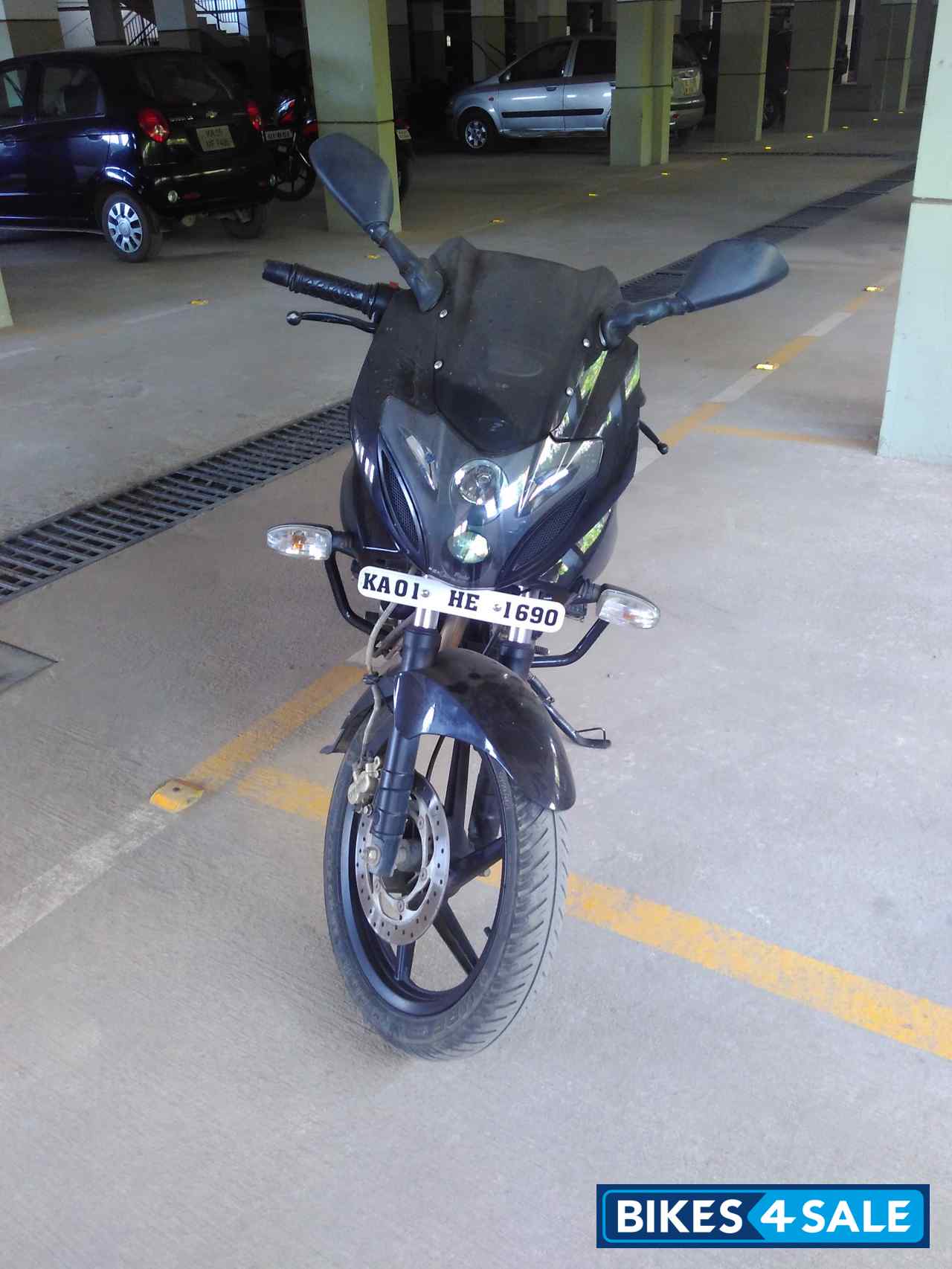 Black Bajaj Pulsar 220F