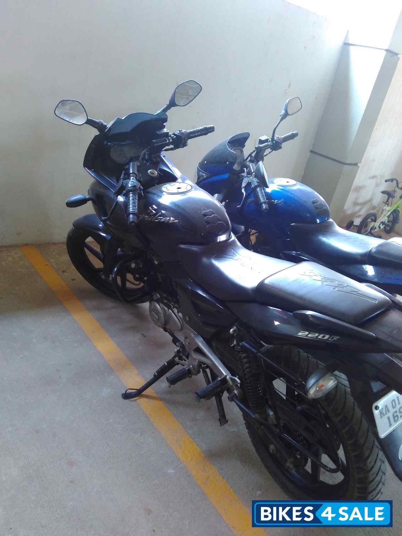 Black Bajaj Pulsar 220F Black Bajaj Pulsar 220F