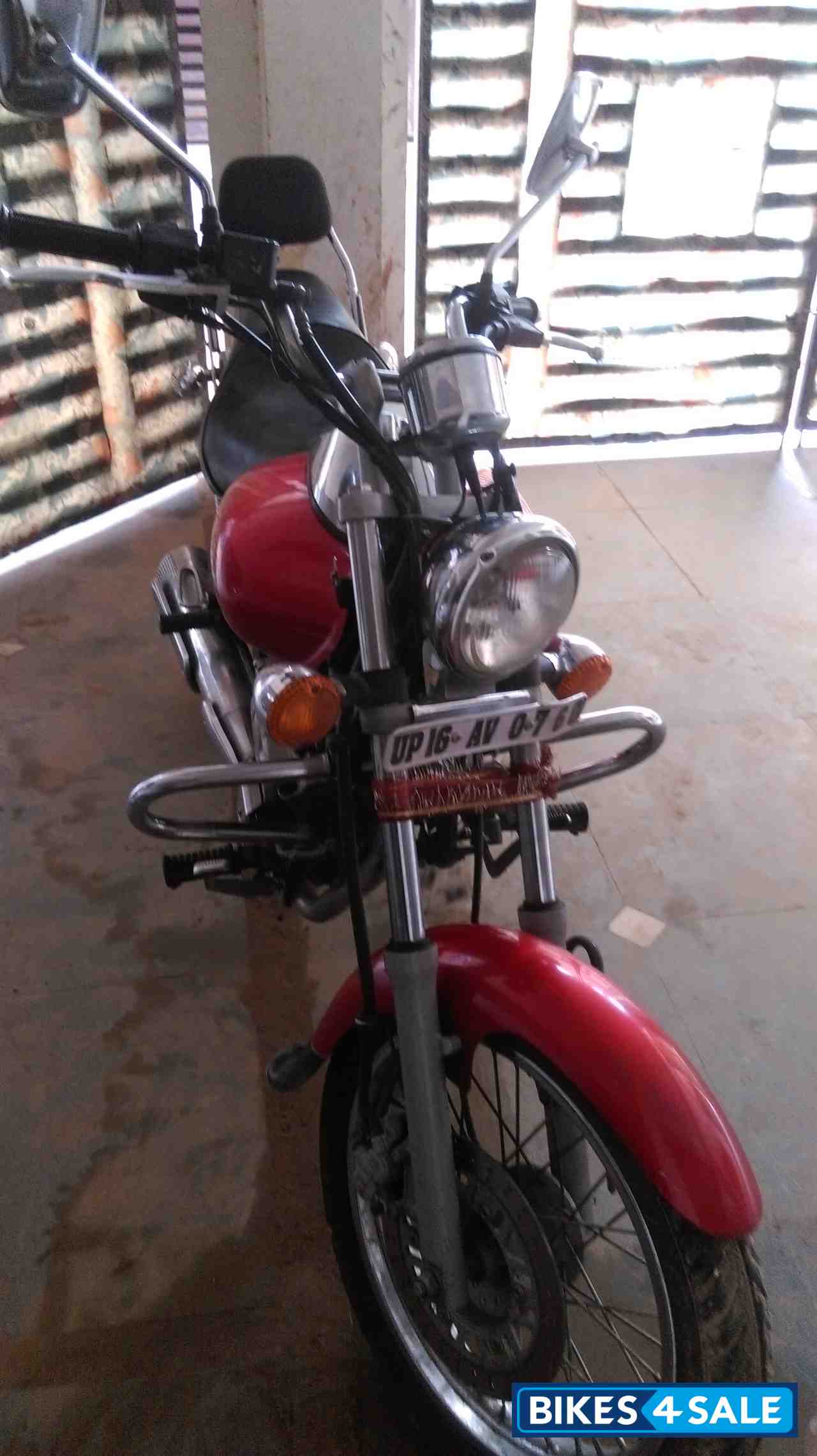 Red Bajaj Avenger 220 DTS-i