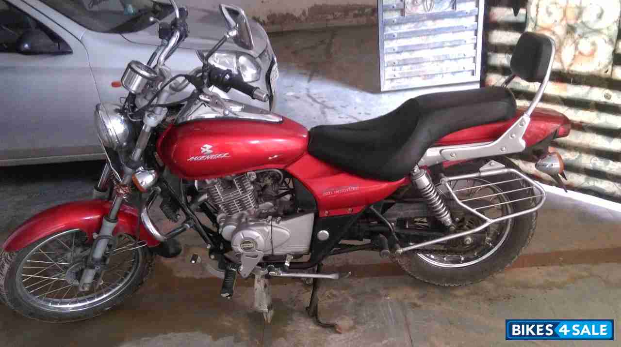 Red Bajaj Avenger 220 DTS-i
