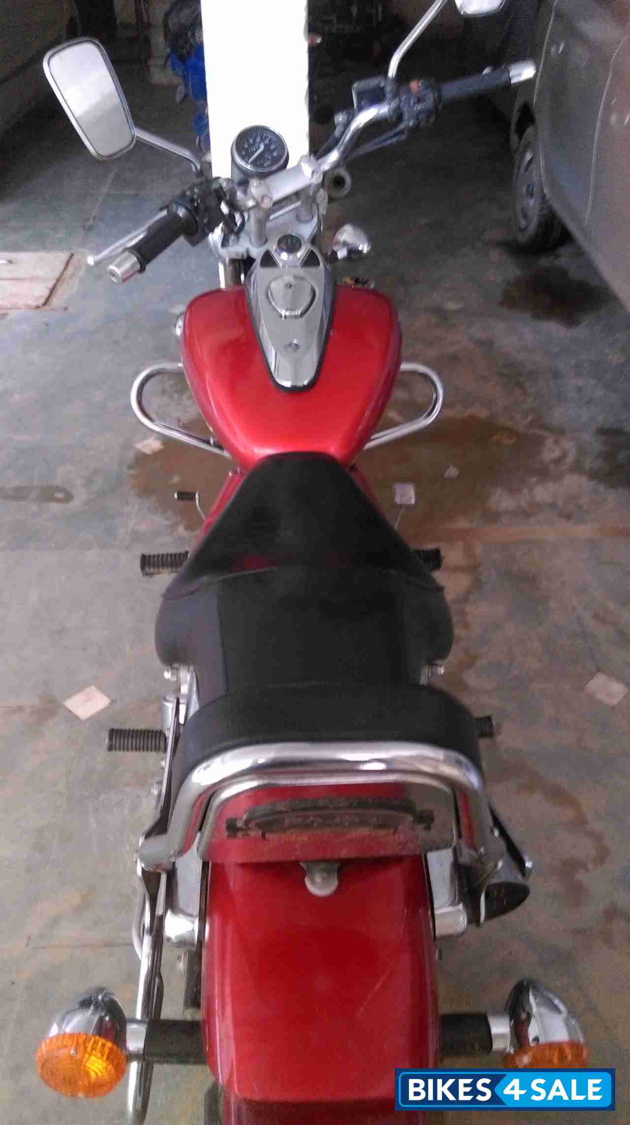 Red Bajaj Avenger 220 DTS-i