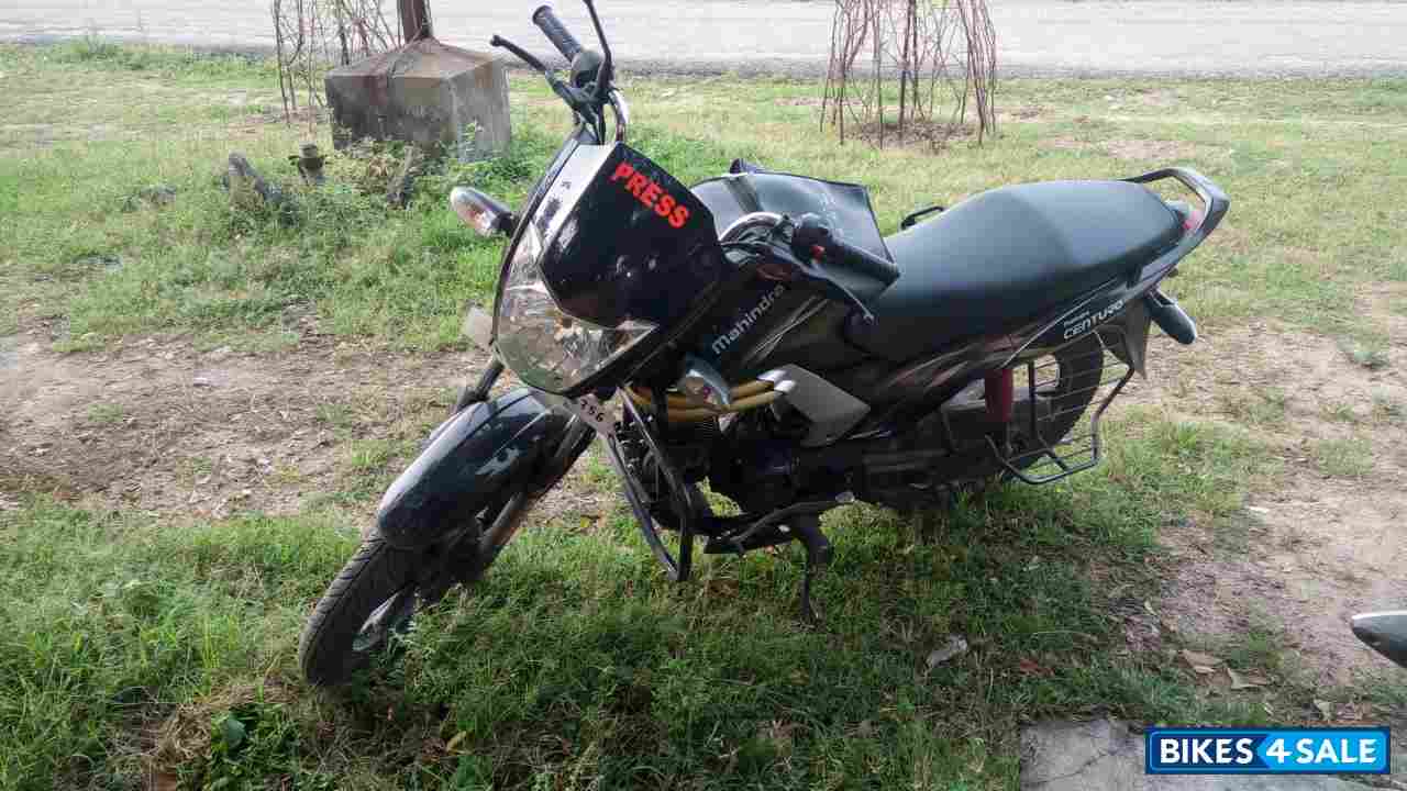 Black Mahindra Centuro O1