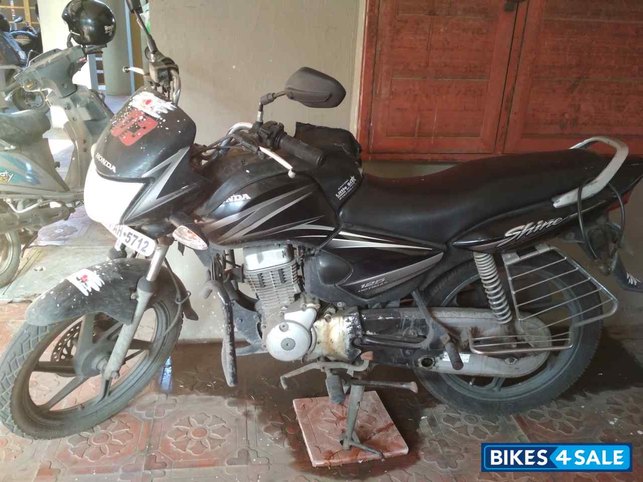 Black Honda CB Shine