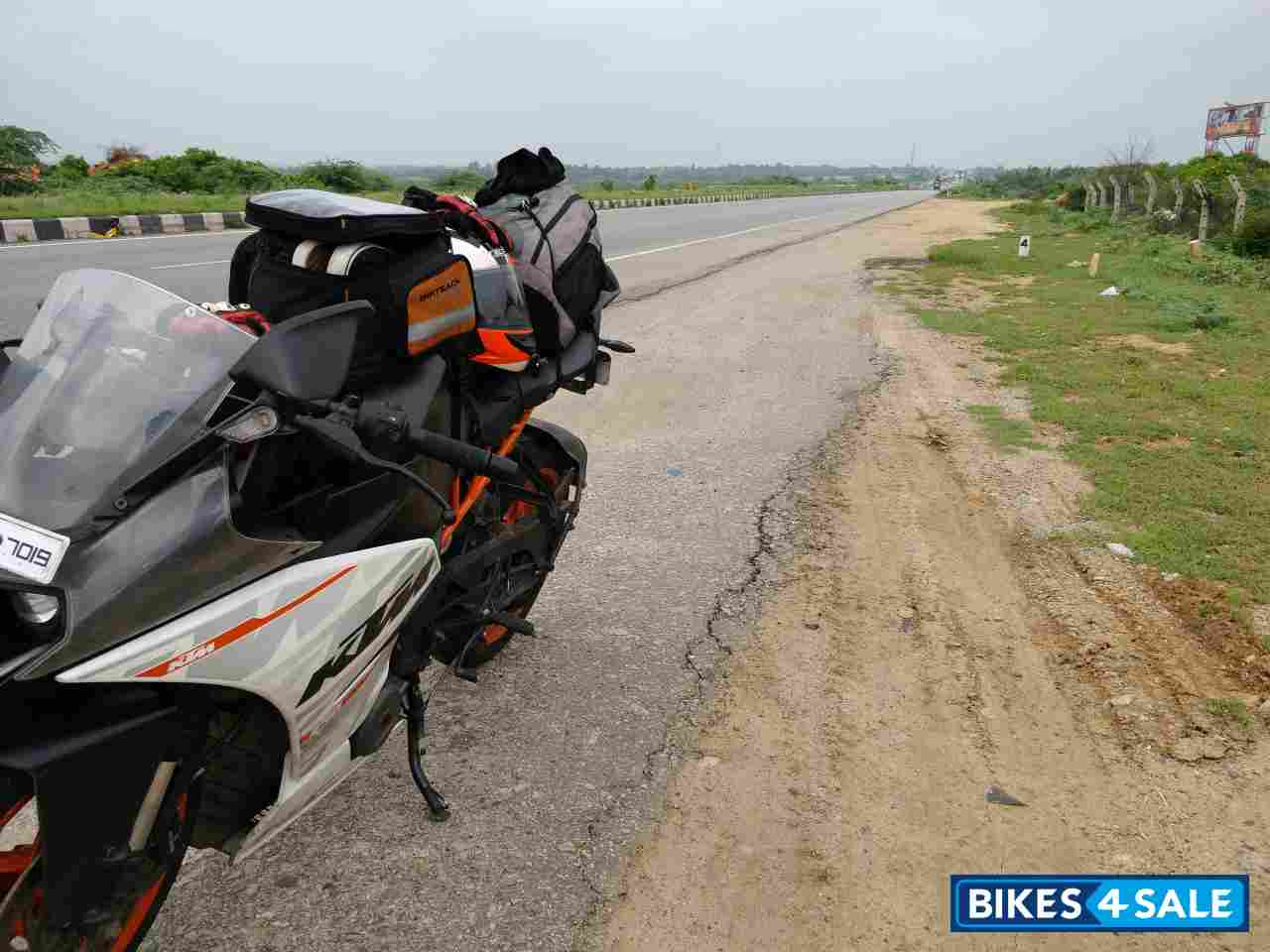 White And Black KTM RC 390