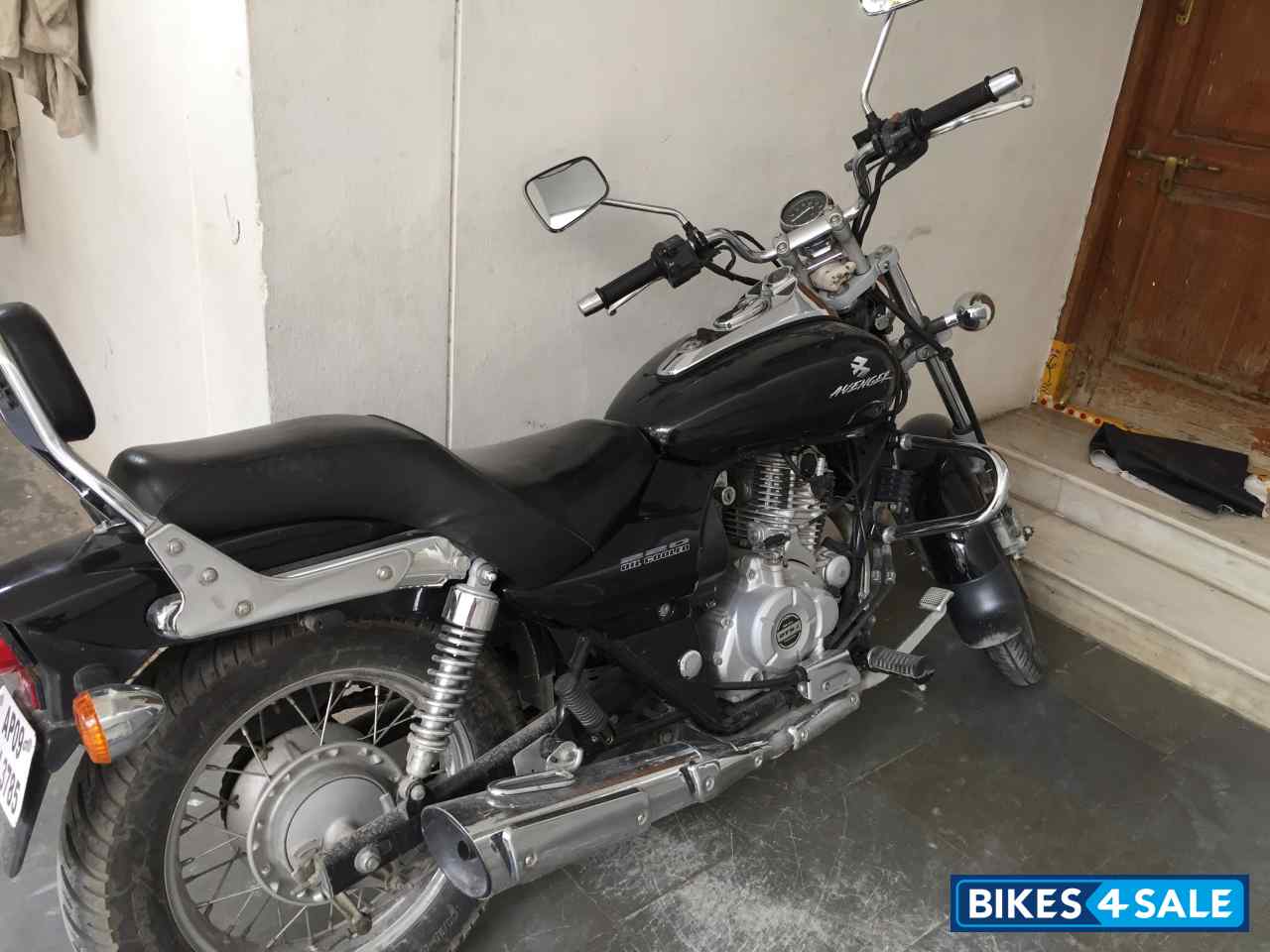 Black Bajaj Avenger 220 DTS-i
