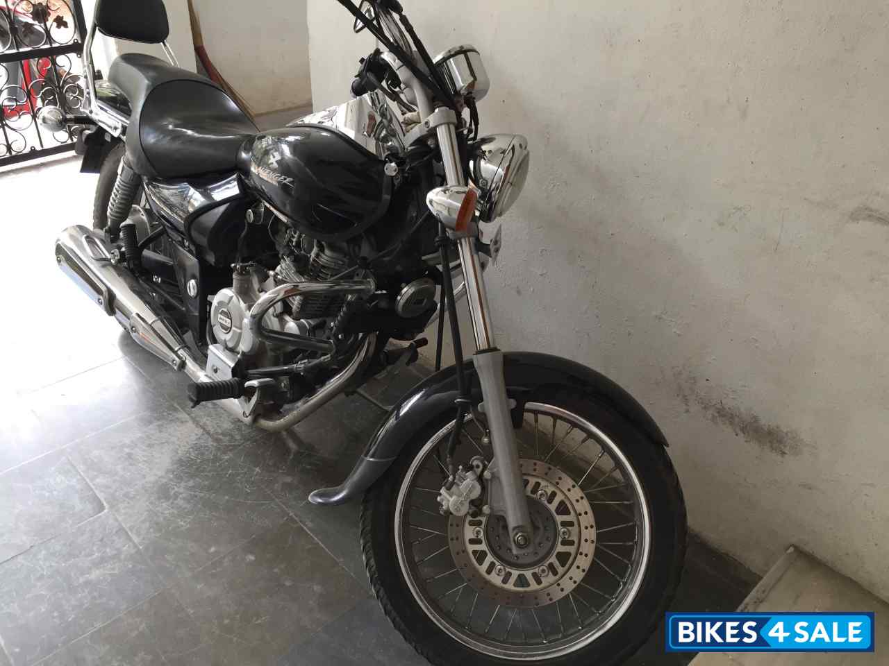 Black Bajaj Avenger 220 DTS-i