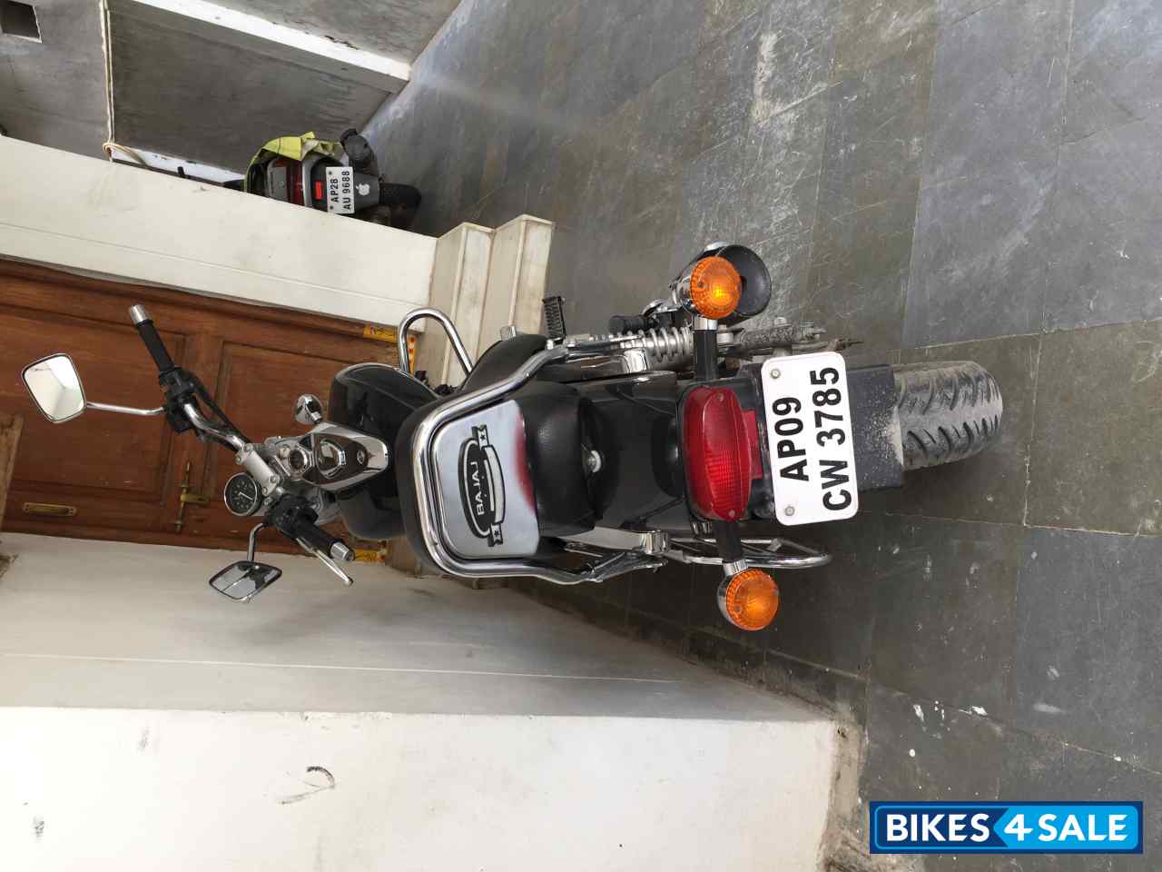 Black Bajaj Avenger 220 DTS-i