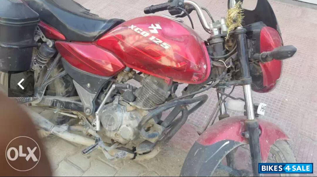 Red Bajaj XCD 125 DTS-Si