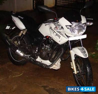 White TVS Apache RTR 180