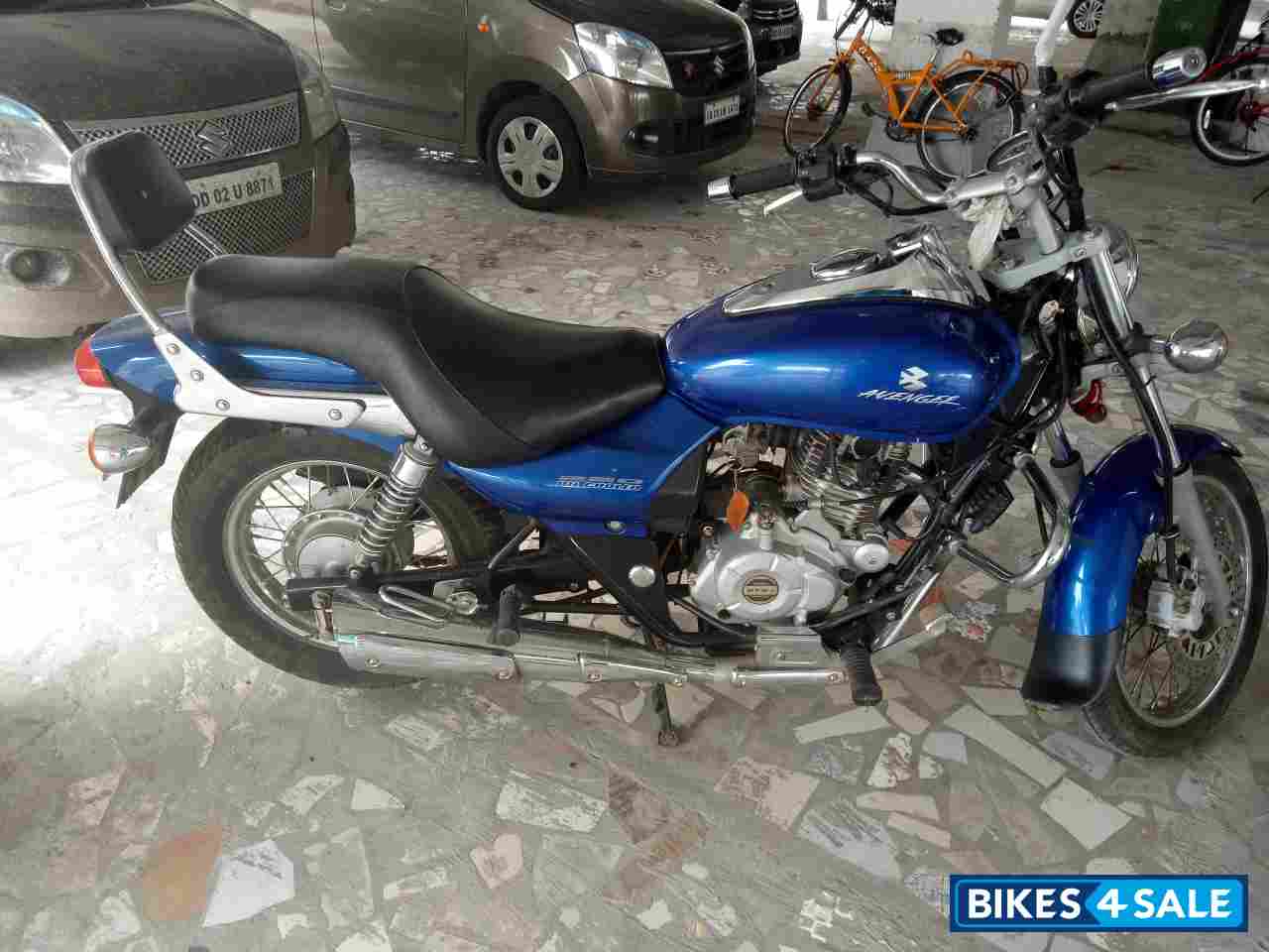 Blue Bajaj Avenger 220 DTS-i