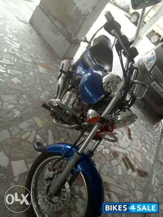 Blue Bajaj Avenger 220 DTS-i
