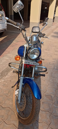 Blue Bajaj Avenger 220 DTS-i