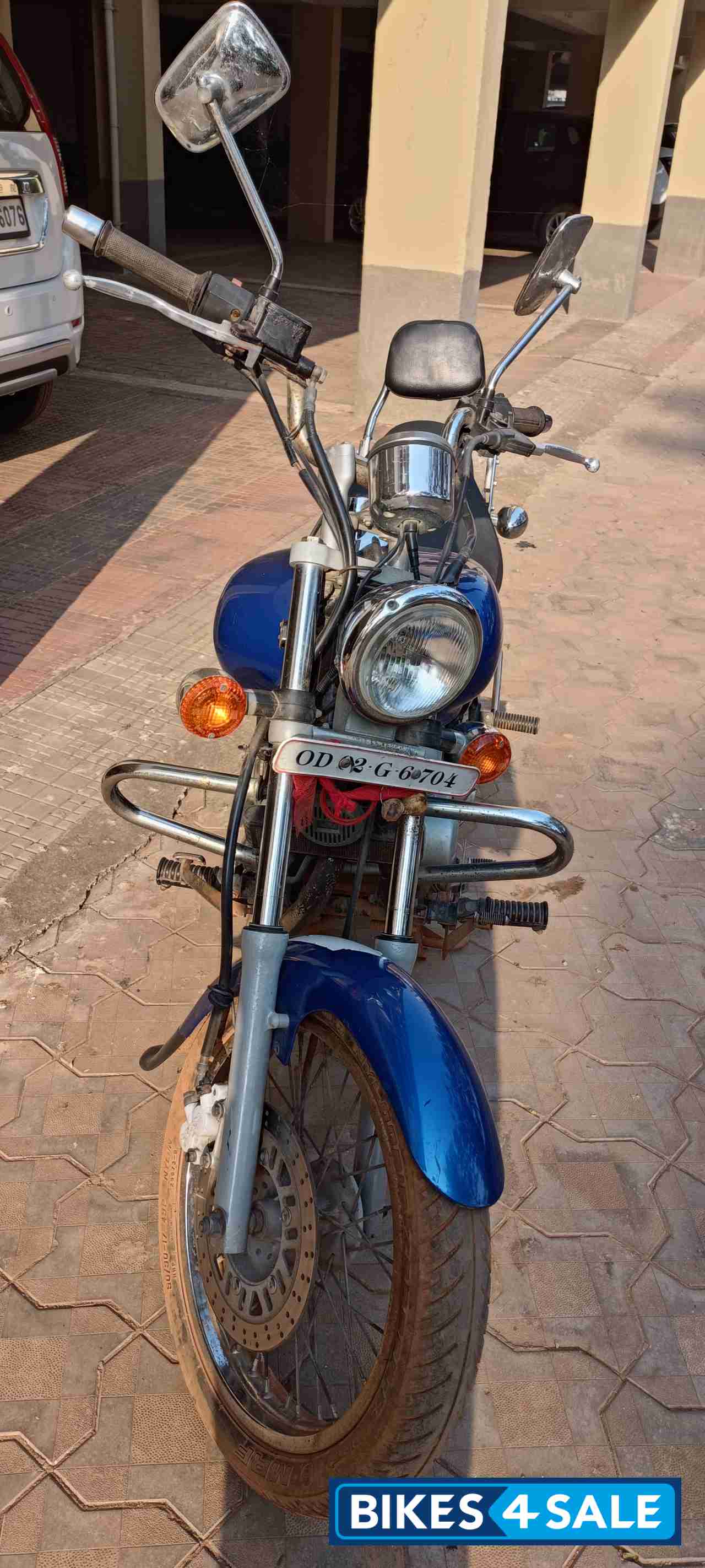 Blue Bajaj Avenger 220 DTS-i