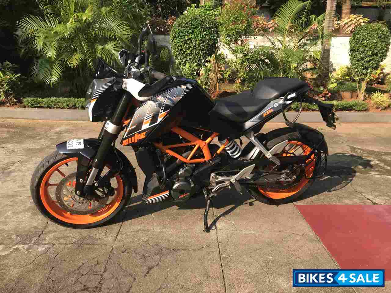 Black KTM Duke 390