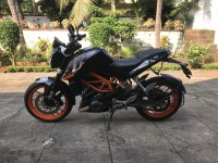 Black KTM Duke 390