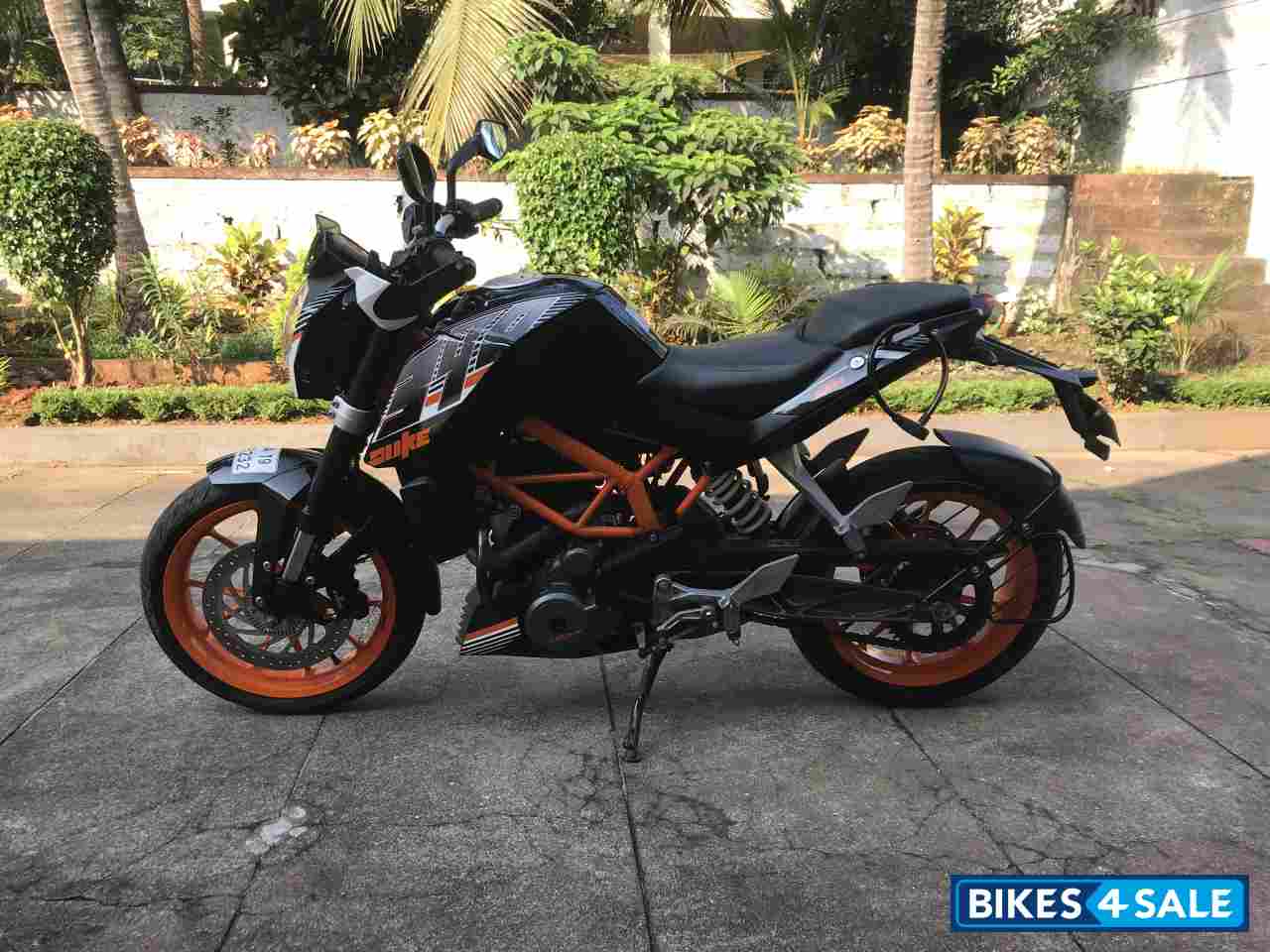 Black KTM Duke 390