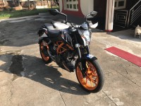 Black KTM Duke 390