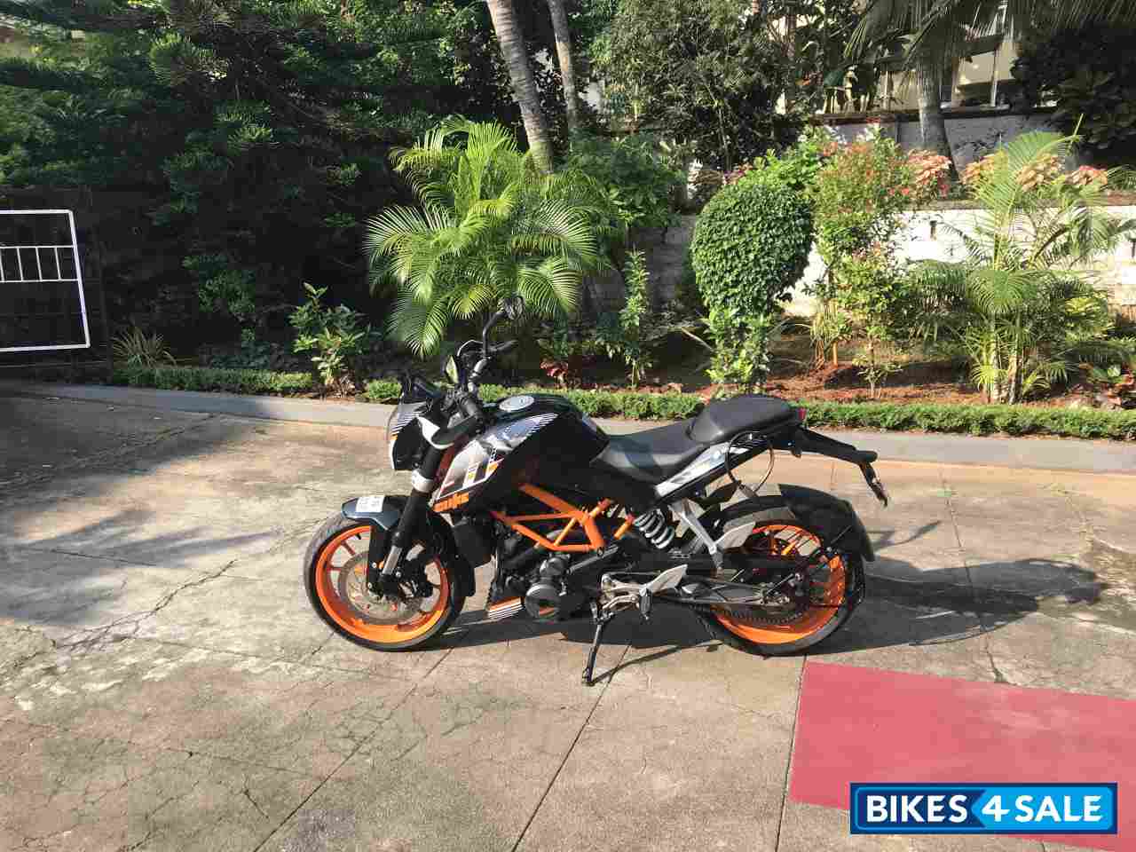 Black KTM Duke 390
