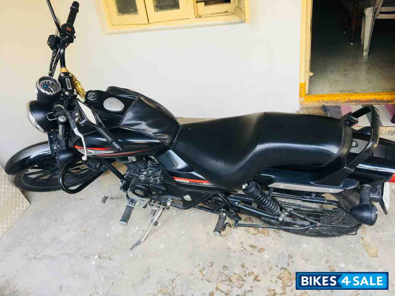 Matt Black Bajaj Avenger Street 220