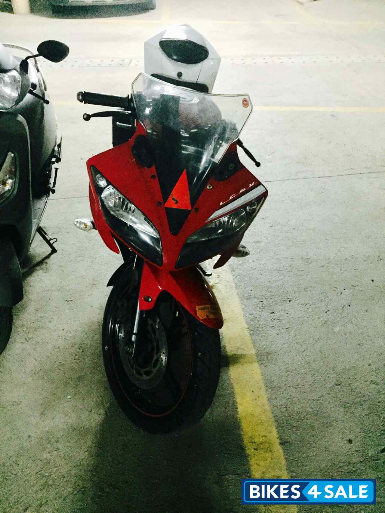 Red&white Yamaha YZF R15 V2