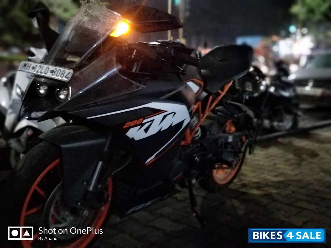 Black KTM RC 200