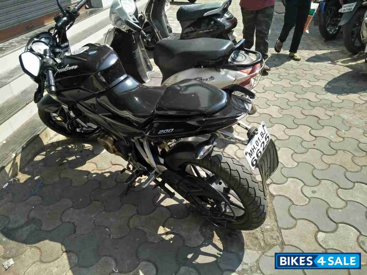 Black Bajaj Pulsar 200 NS