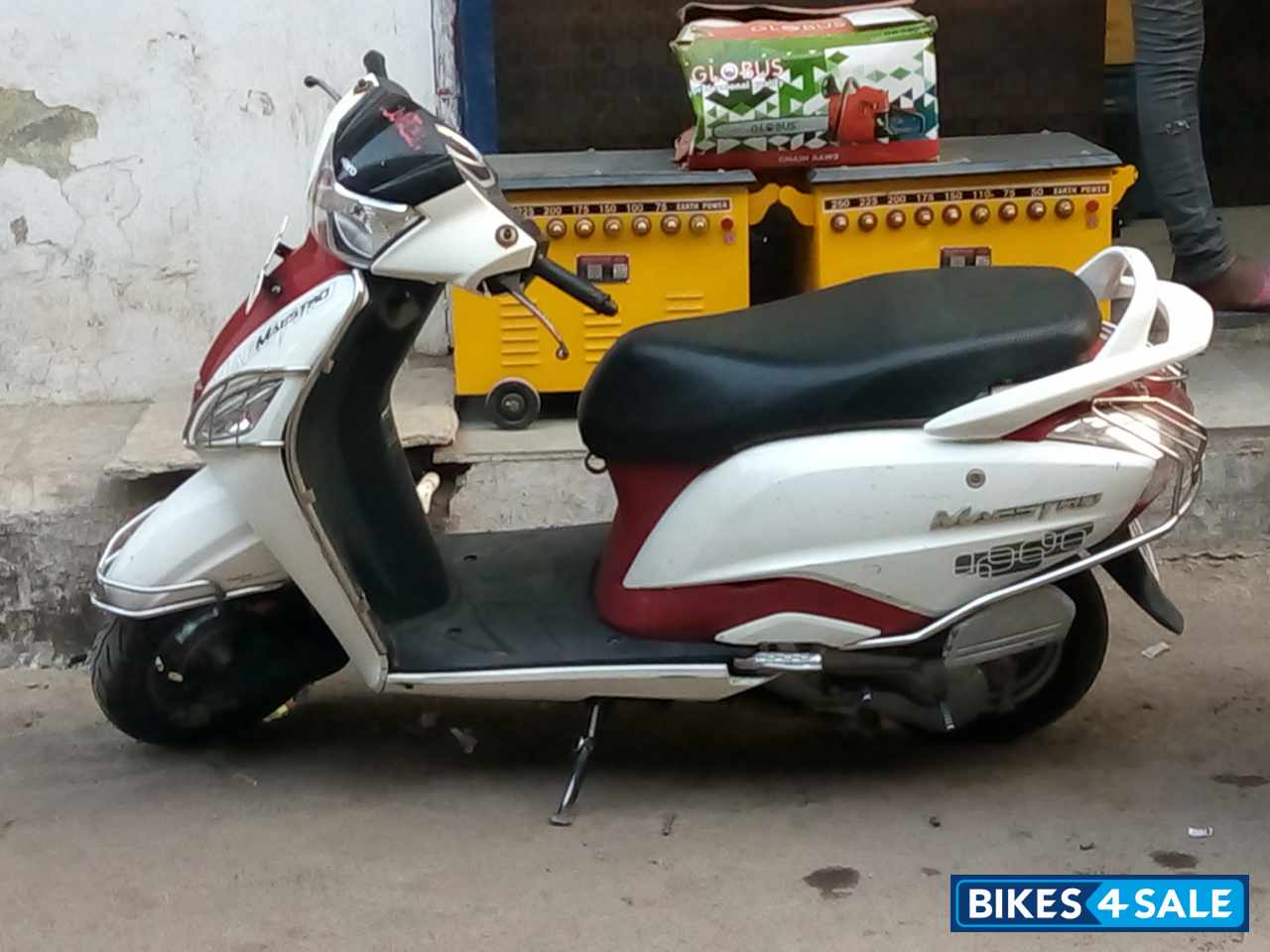 White Red Hero Maestro