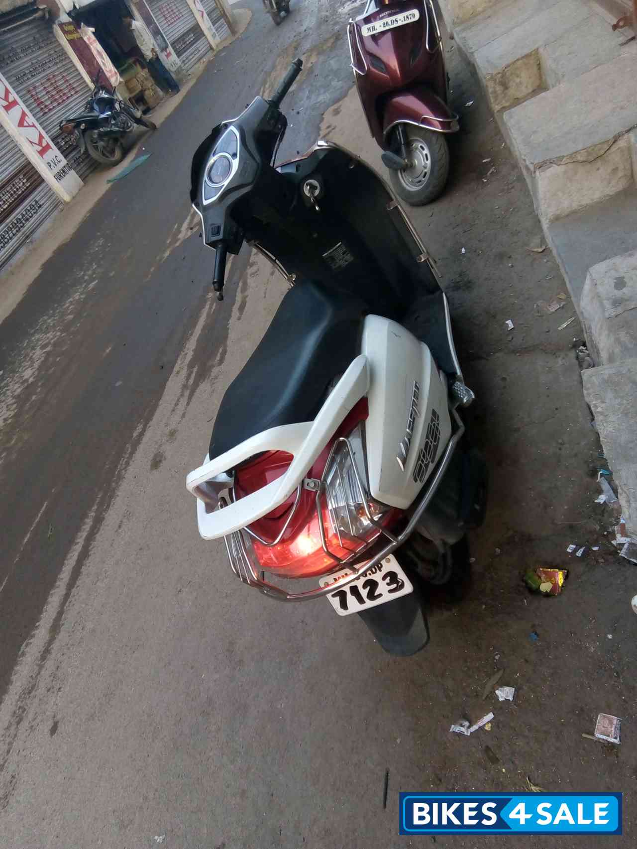 White Red Hero Maestro