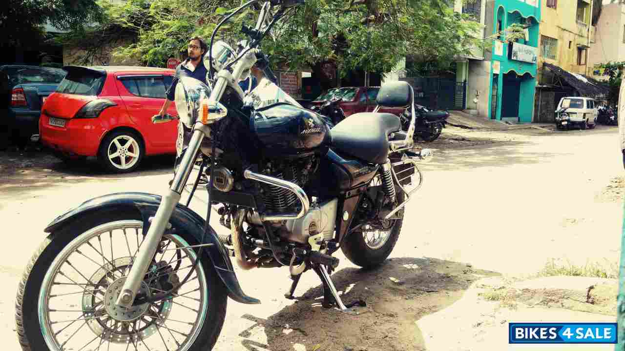 Black Bajaj Avenger 220 DTS-i