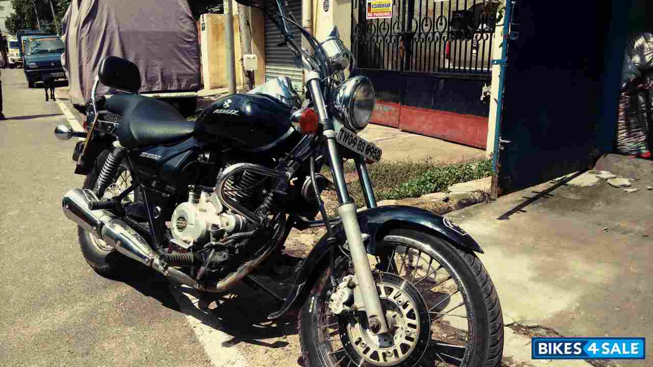 Black Bajaj Avenger 220 DTS-i