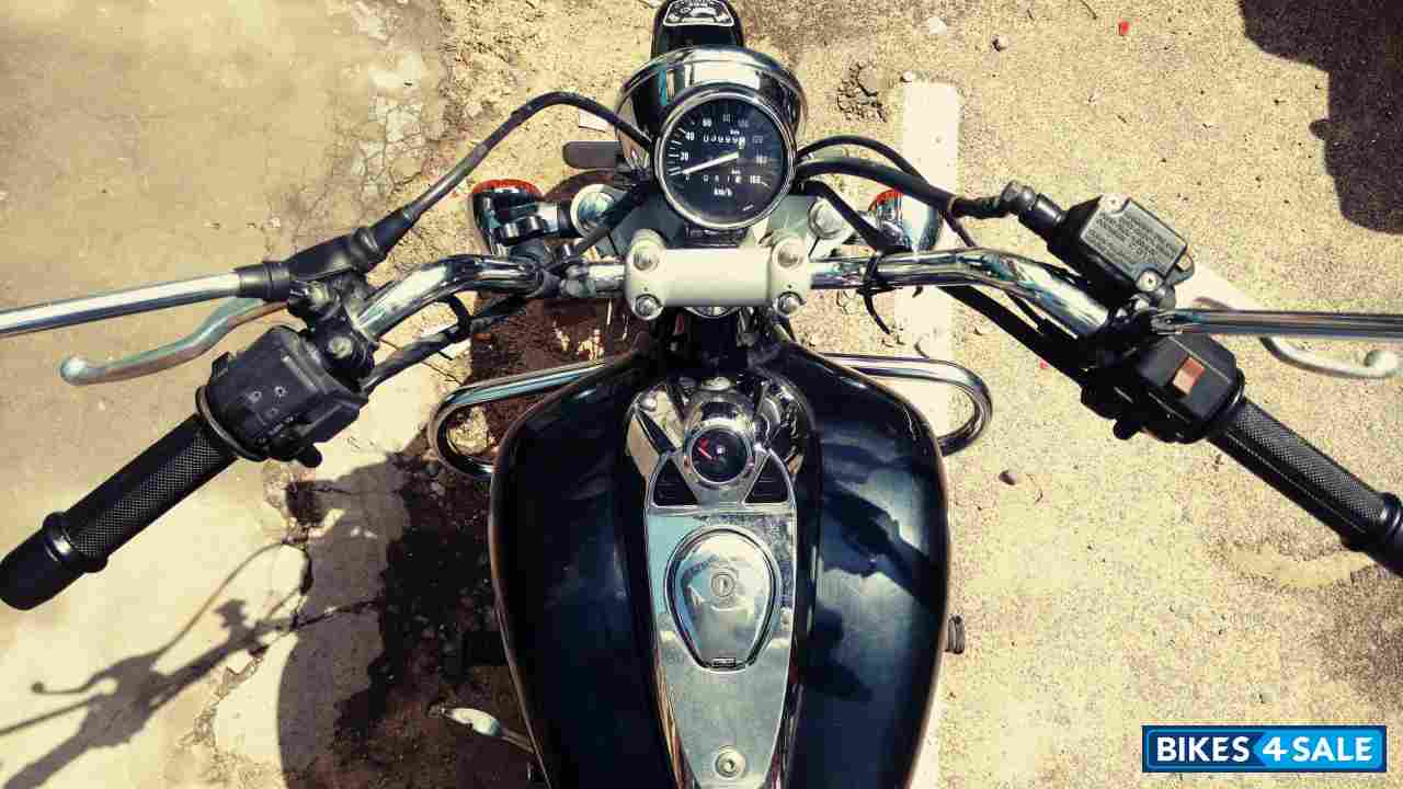 Black Bajaj Avenger 220 DTS-i