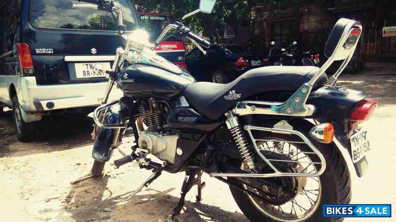 Black Bajaj Avenger 220 DTS-i