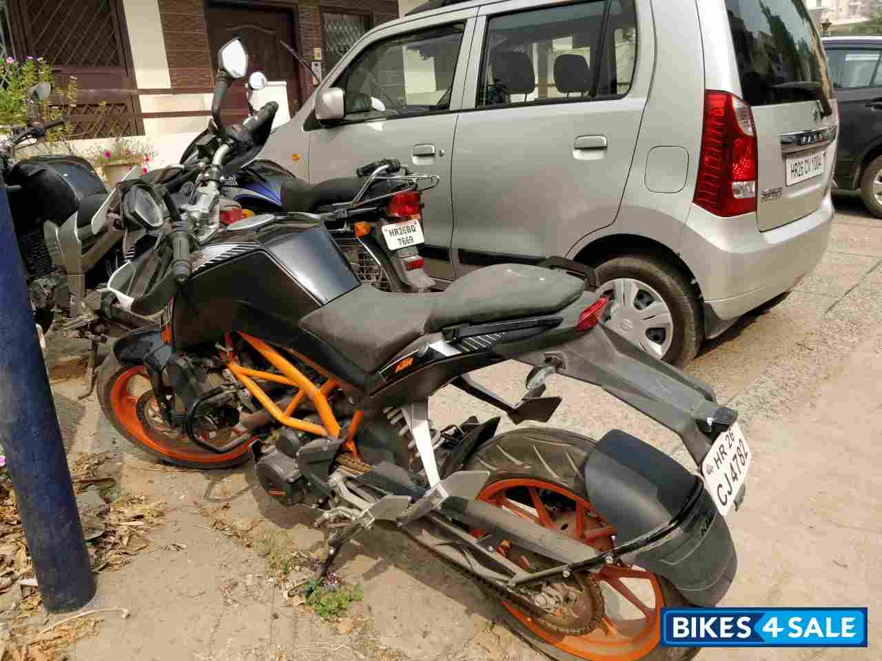 Black KTM Duke 390