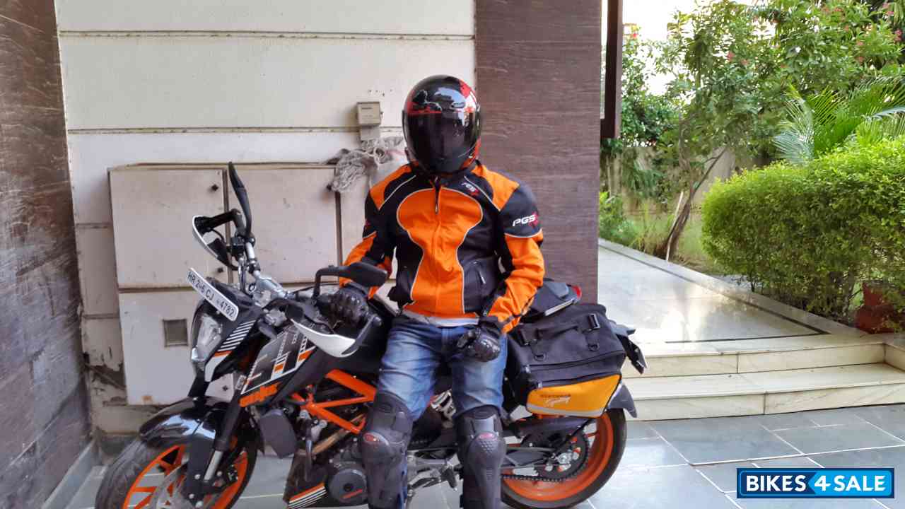 Black KTM Duke 390