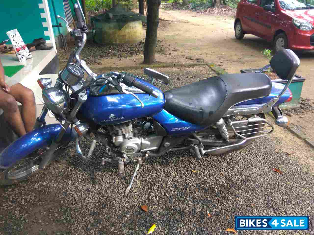 Blue Bajaj Avenger 220 DTS-i