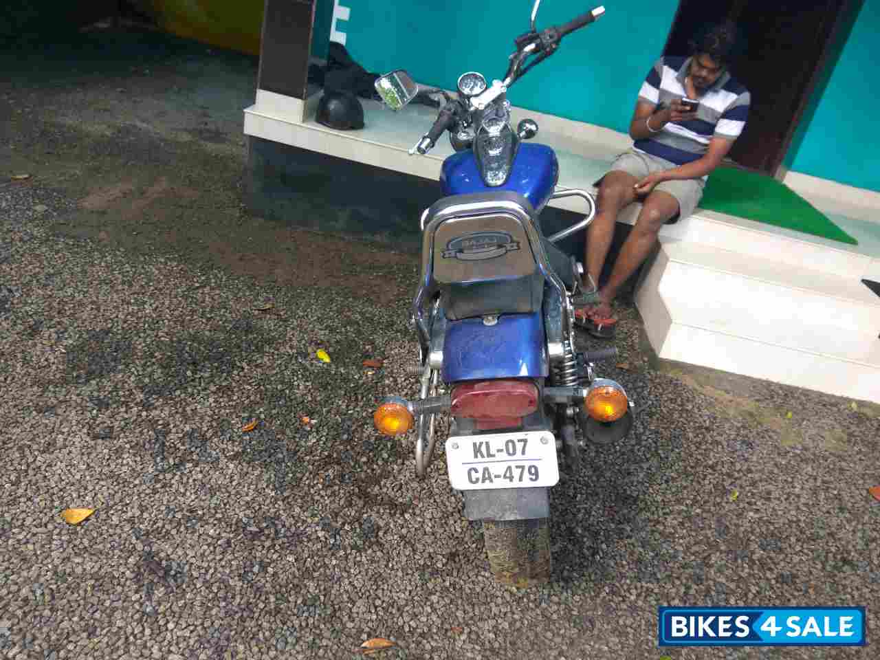 Blue Bajaj Avenger 220 DTS-i
