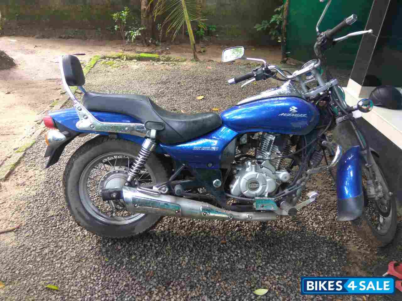 Blue Bajaj Avenger 220 DTS-i