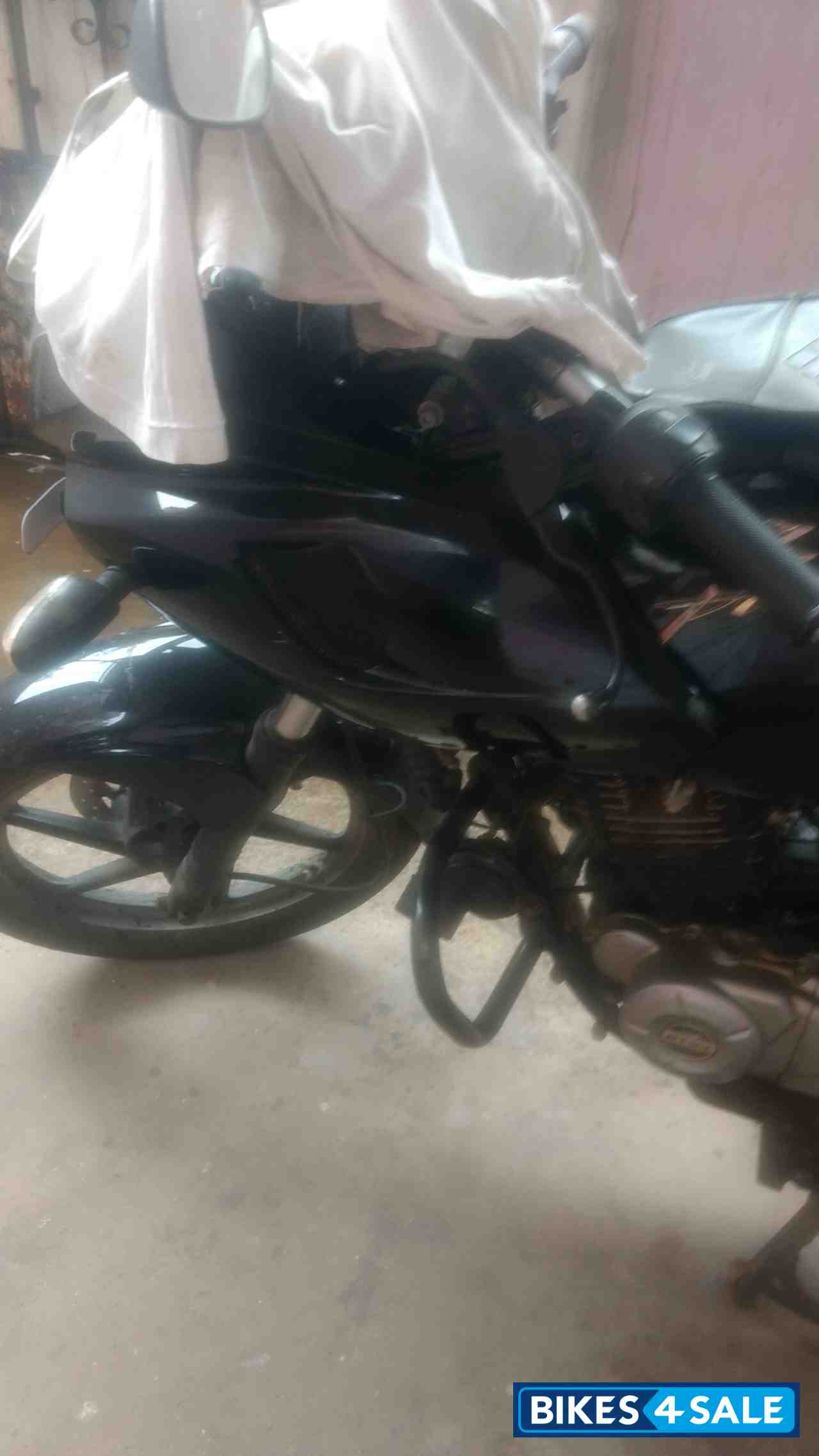 Black Bajaj Pulsar 220F