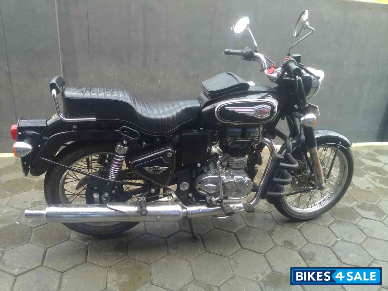 Black Royal Enfield Bullet 500