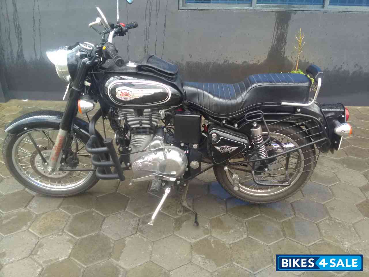 Black Royal Enfield Bullet 500