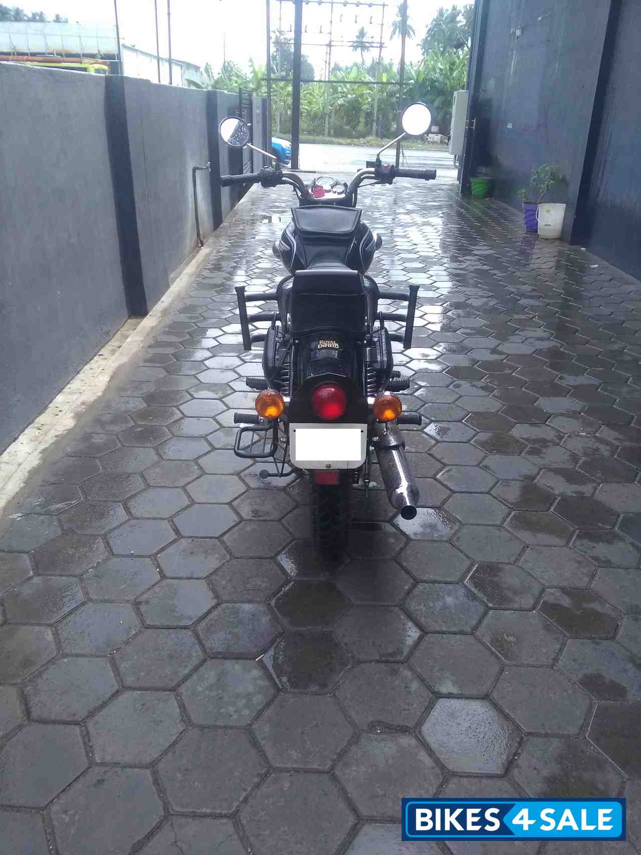 Black Royal Enfield Bullet 500