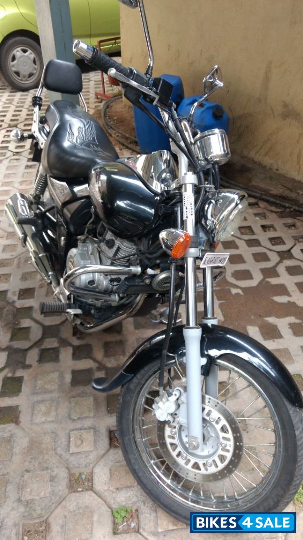 Black Bajaj Avenger 220 DTS-i Black Bajaj Avenger 220 DTS-i