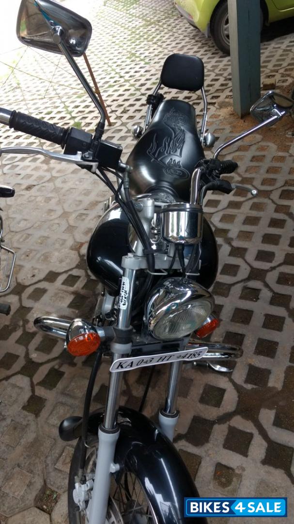 Black Bajaj Avenger 220 DTS-i Black Bajaj Avenger 220 DTS-i
