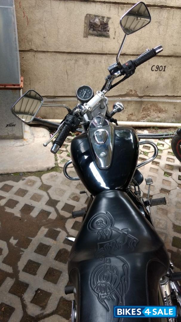 Black Bajaj Avenger 220 DTS-i Black Bajaj Avenger 220 DTS-i