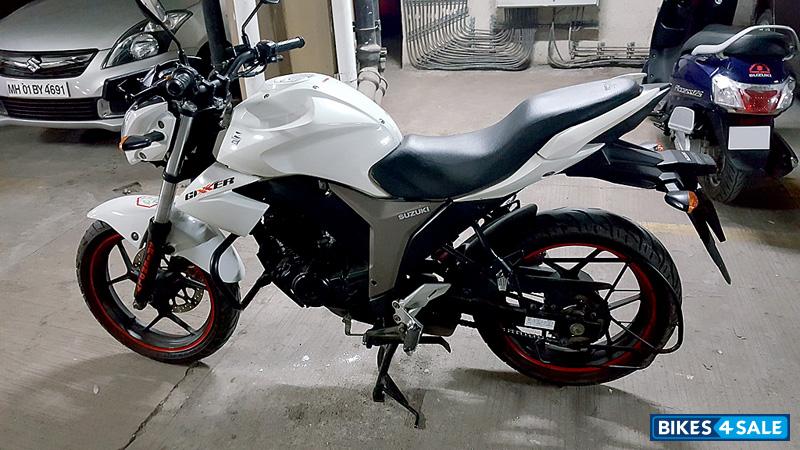White Suzuki Gixxer