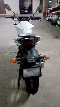 White Suzuki Gixxer