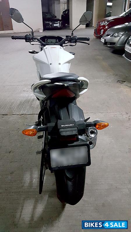 White Suzuki Gixxer