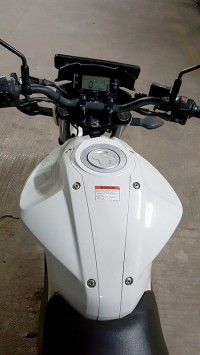 White Suzuki Gixxer