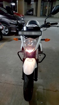 White Suzuki Gixxer