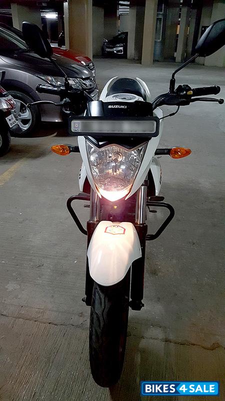 White Suzuki Gixxer